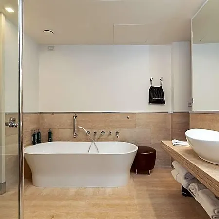 Doubletree By Hilton Metropole Hotel 4*